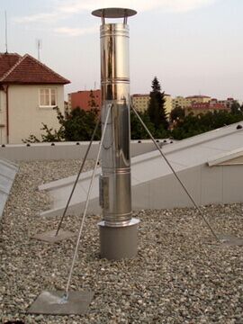 Izolovaná střešní průchodka a kotvení pomocí táhel | Nerezový třísložkový nebo dvoupláštový
