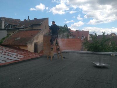 Odborný pracovník brousící plochu zděného komínu | Stavba zděných komínů Brno